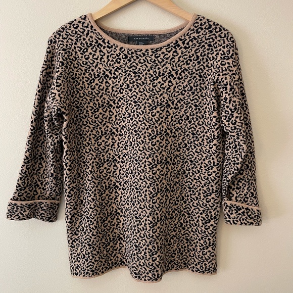 Tahari Sweaters - Tahari Leopard Print Knit Sweater size XS EUC